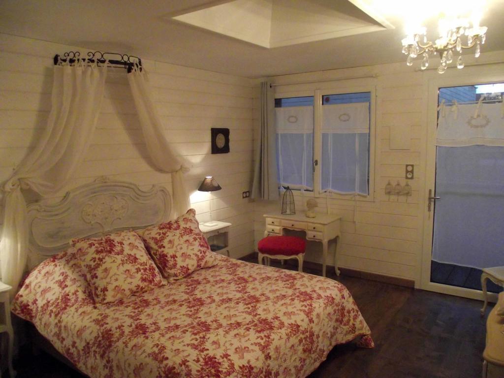 LES BELLES ÉPOQUES B&B - JACUZZI - PISCINE - TERRASSES - BRUMISATEURS - Proche Puy du Fou Saint-Germain-sur-Moine Habitación foto